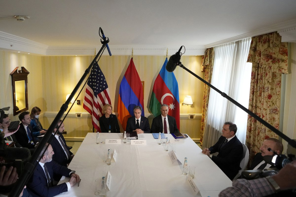 «Защитите Армению, президент США!» Пашинян договаривается о вступлении Армении в ЕС и НАТО. Зачем это Западу?