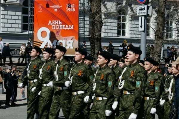 На Параде Победы в Томске заммэра не пропустил девушку с водой к ветерану - его экстренно госпитализировали