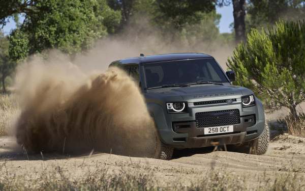 
            Land Rover представил Defender в «заряженной» версии Octa. Фото
        