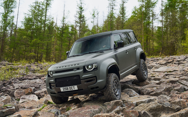 
            Land Rover представил Defender в «заряженной» версии Octa. Фото
        